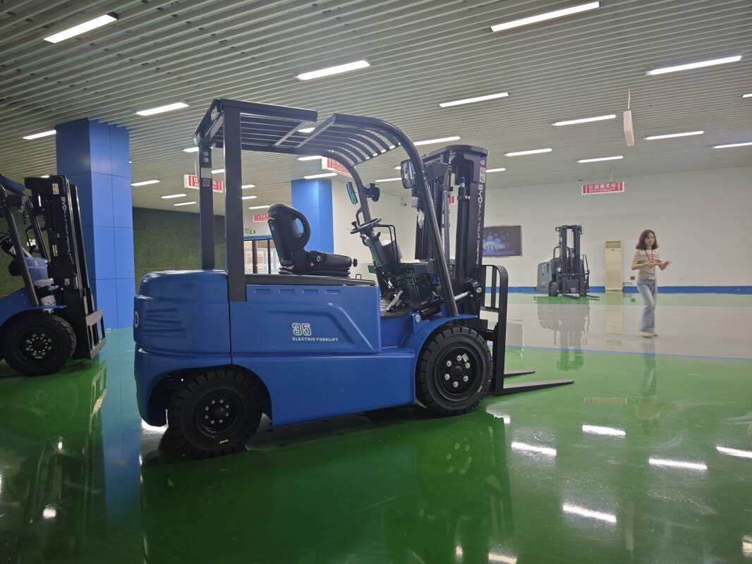 蓝山县冷链仓库里的电动叉车(图1)