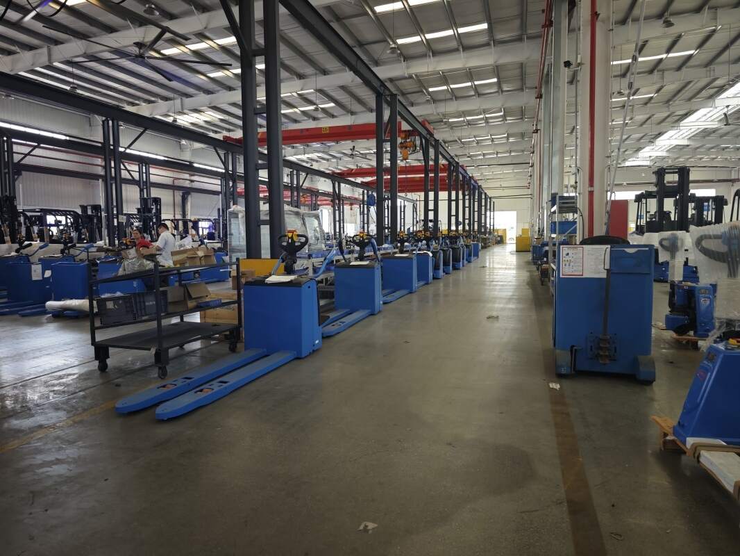 浏阳市建材市场里常见的电动叉车(图1)